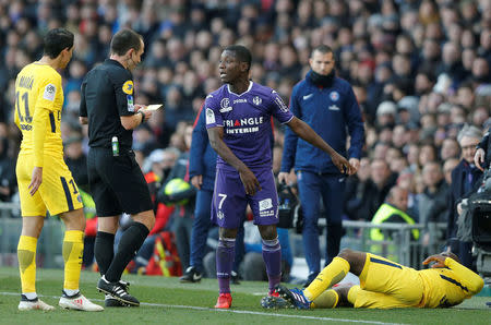 Soccer Football - Ligue 1 - Toulouse vs Paris St Germain - Stadium Municipal de Toulouse, Toulouse, France - February 10, 2018 Toulouse's Max Gradel is shown a yellow card by referee Ruddy Buquet REUTERS/Regis Duvignau