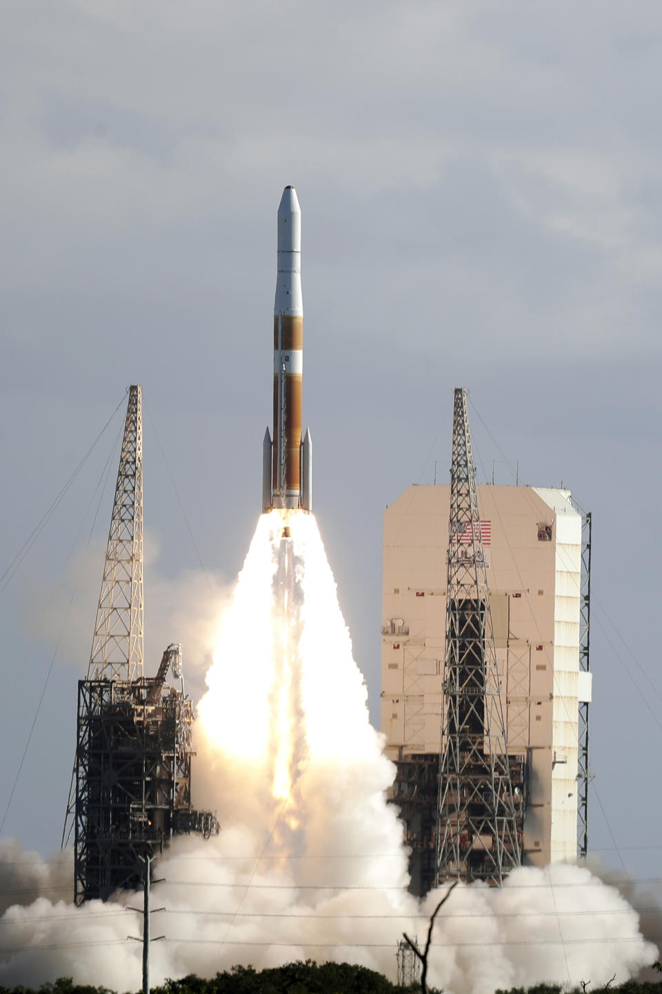 A United Launch Alliance Delta IV rocket lifts off from space launch complex 37 at the Cape Canaveral Air Force Station with the second Global Positioning System III payload, Thursday, Aug. 22, 2019, in Cape Canaveral, Fla. (AP Photo/John Raoux)