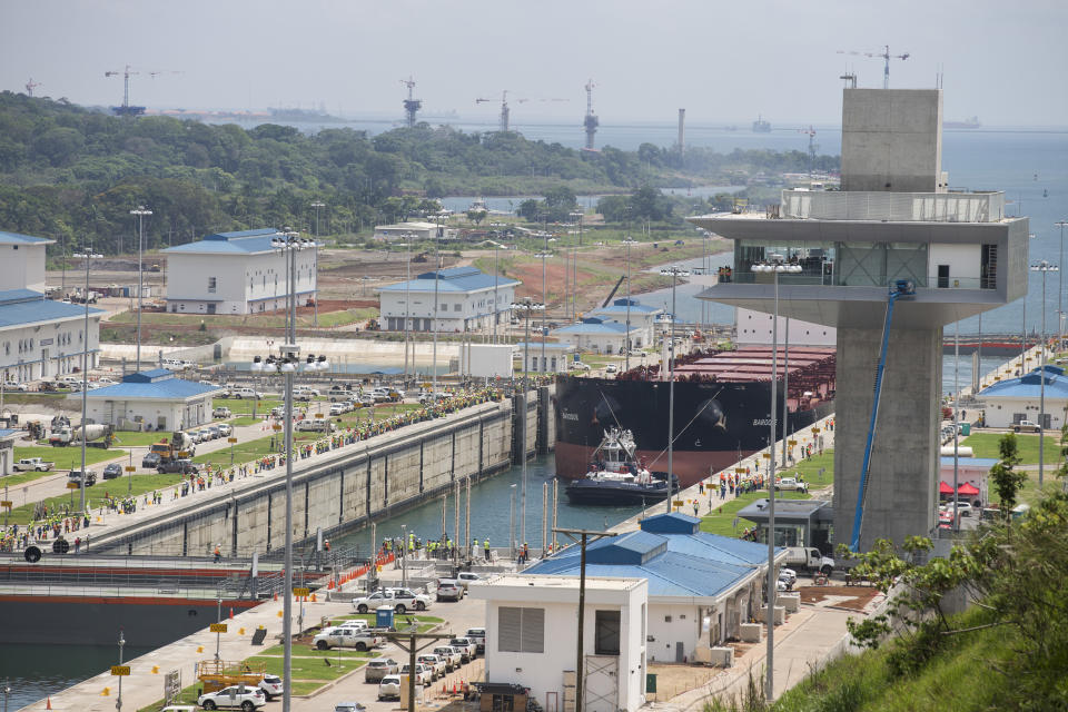 Que menos barcos atraviesan por el canal podría privar a Panamá de decenas de millones de dólares en ingresos, que se eleve el costo del transporte marítimo y aumenten las emisiones de gases de efecto invernadero cuando los buques opten por rutas más largas. (Nathalia Angarita/The New York Times)