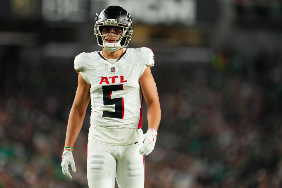 FILADELFIA, PA - 16 DE SEPTIEMBRE: Drake London, número 5 de los Atlanta Falcons, ingresa al campo contra los Philadelphia Eagles durante un partido de fútbol en el Lincoln Financial Field el 16 de septiembre de 2024 en Filadelfia, Pensilvania. (Foto de Cooper Neill/Getty Images)