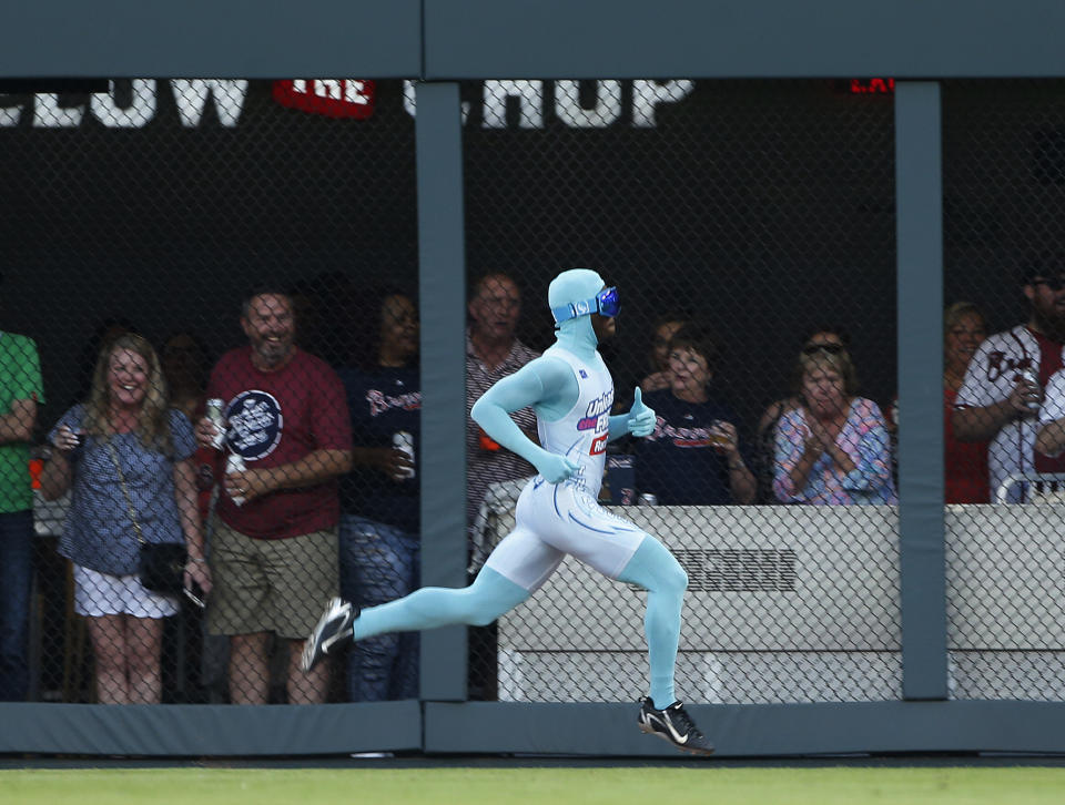 Atlanta Braves grounds crew member and former college track star Nigel Talton races a fan from the left field corner to the right field corner during Atlanta Braves “Beat The Freeze” promotion during a baseball game against the Miami Marlins Friday, June 16, 2017, in Atlanta. (AP Photo)