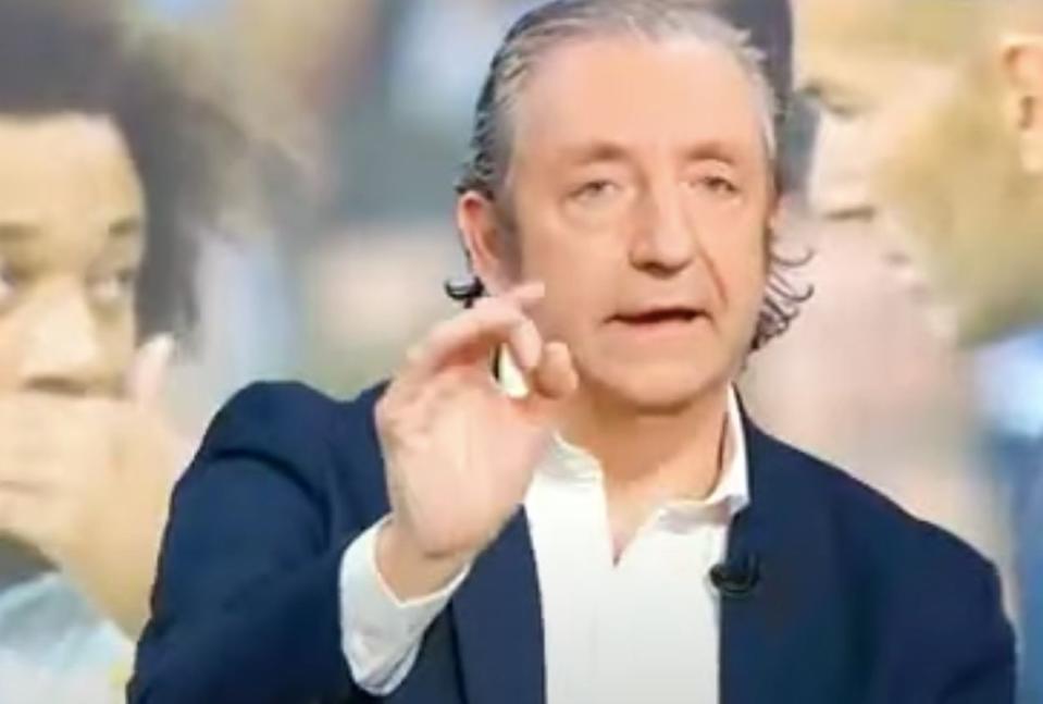 Josep Pedrerol en el plató de 'El chiringuito de jugones' defendiendo a Zinedine Zidane. (Fuente: Twitter/@elchiringuitotv)