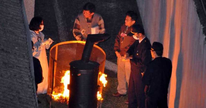 管鐘演在台北看守所遭槍決伏法後，管理員與法醫等人焚燒紙錢。（圖／報系資料照）