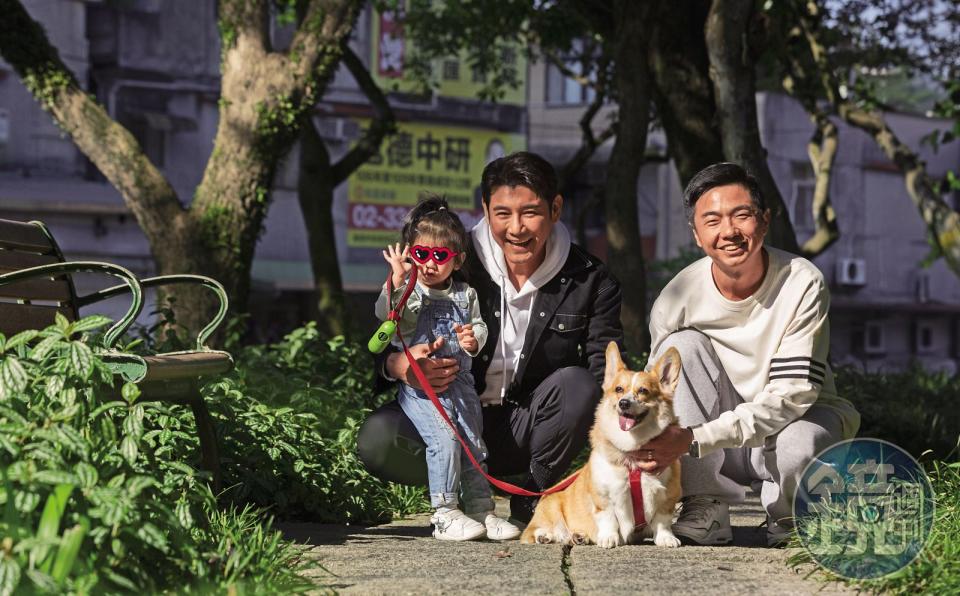 陳熙鋒（中）帶著愛犬及女兒，歡迎熊爸（右）來家裡，看看狗狗的問題。