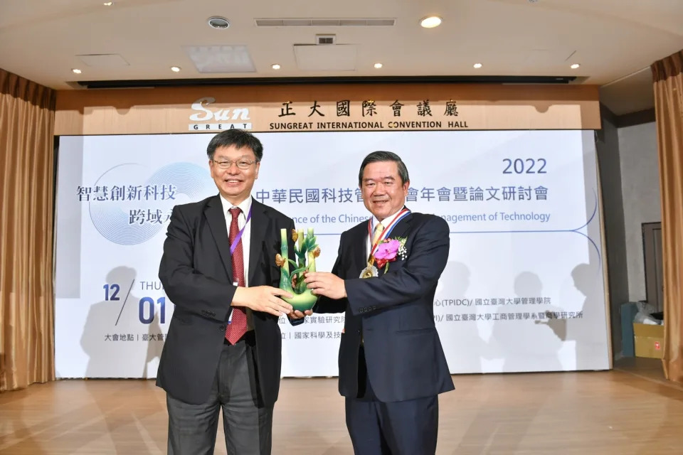 佳世達董事長陳其宏(右)獲科技管理獎。圖 / 佳世達提供。