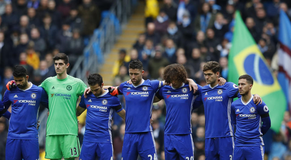 Britain Football Soccer - Manchester City v Chelsea - Premier League - Etihad Stadium - 3/12/16 Chelsea players observe a minutes silence as respect for the victims of the Colombia plane crash containing the Chapecoense players and staff Reuters / Phil Noble Livepic EDITORIAL USE ONLY. No use with unauthorized audio, video, data, fixture lists, club/league logos or "live" services. Online in-match use limited to 45 images, no video emulation. No use in betting, games or single club/league/player publications. Please contact your account representative for further details.