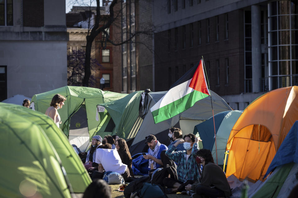 Personas en un campamento de protesta propalestino en la Universidad Columbia, el miércoles 24 de abril de 2024, en Nueva York. (AP Foto/Stefan Jeremiah)
