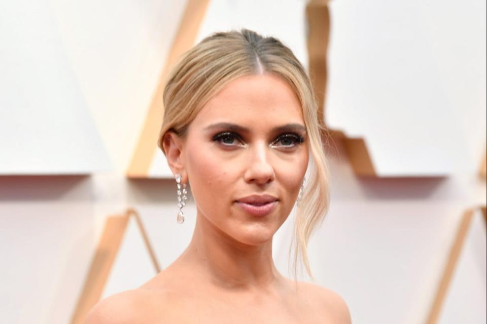 Scarlett Johansson puso voz a una asistente virtual en la película de 2013 'Her', protagonizada por Joaquin Phoenix, que interpreta a un hombre que se enamora de su IA (Amy Sussman/Getty Images)