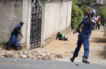 Policemen clash with protesters near a parliament building during a protest against Burundian President Pierre Nkurunziza's decision to run for a third term in Bujumbura, Burundi May 13, 2015. REUTERS/Goran Tomasevic