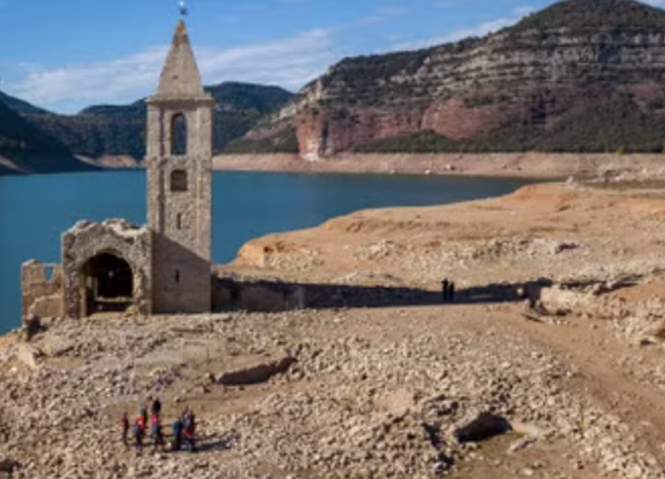 Os restos de uma igreja e de um antigo vilarejo emergiram do reservatório de Sau, atingido pela seca, em Vilanova de Sau, na Catalunha (AP).