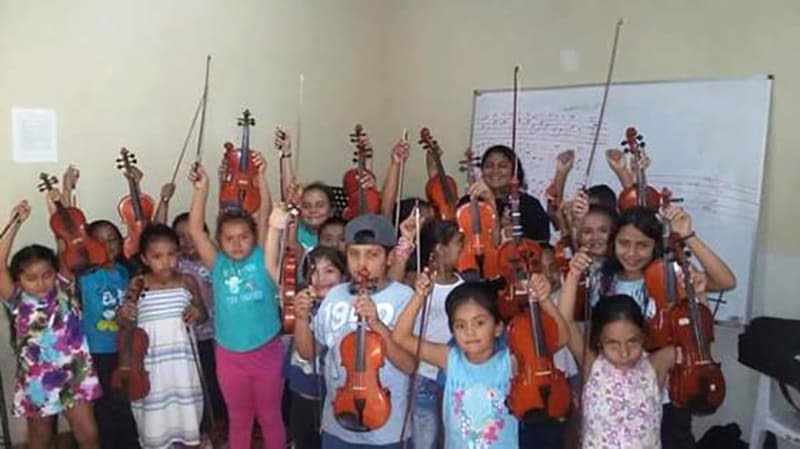 Image: Children with musical instruments donated by Mario Ar?valo (Mario Arévalo / Telemundo News)
