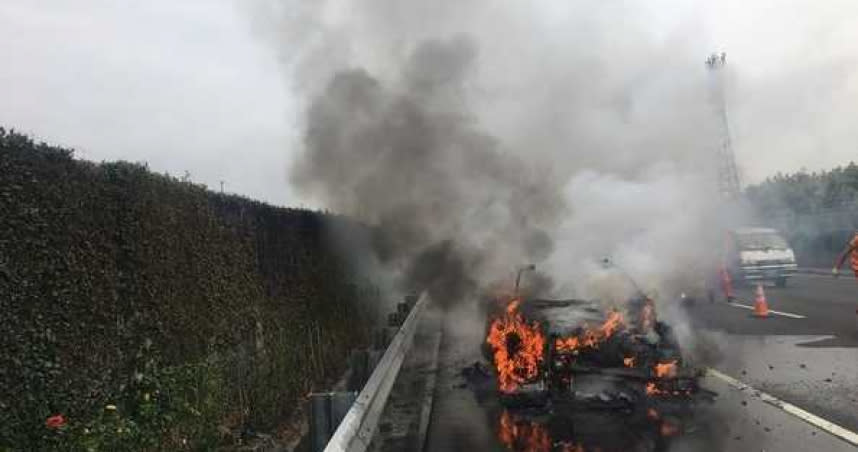 彰化國一南下靠近田尾路段，今天上午7時許發生火燒車意外，要價近千萬的藍寶堅尼休旅車燒成火球。（圖／翻攝畫面）