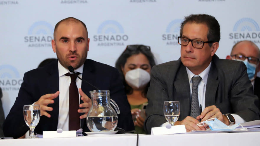 Martín Guzmán y Miguel Pesce: quedó al descubierto la divergencia entre ambos funcionarios sobre cómo manejar el acceso a los dólares por parte de empresas endeudadas