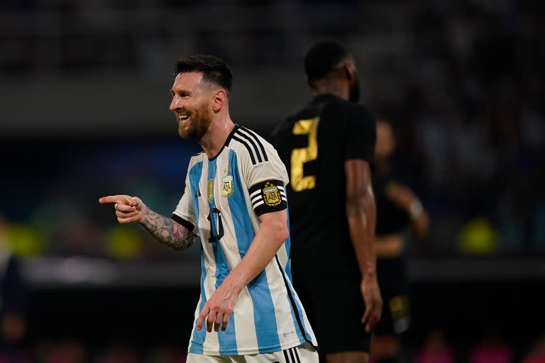 Lionel Messi marcó tres goles en el primer tiempo, en la victoria sobre Curazao en Santiago