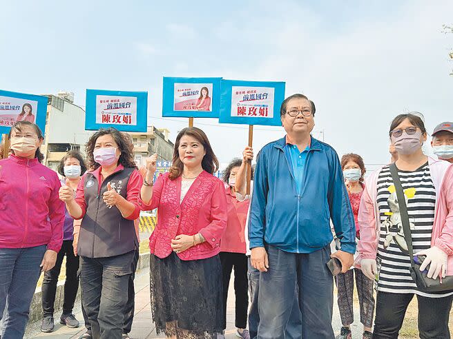 國民黨高雄市議員陳玫娟12日（前中）宣布競選高市左楠區立委，有不少民眾到場支持。（林瑞益攝）