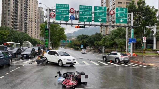 信義區今日下午發生車禍，Uber司機疑似癲癇發作，連撞6台汽機車。（圖／警方提供）