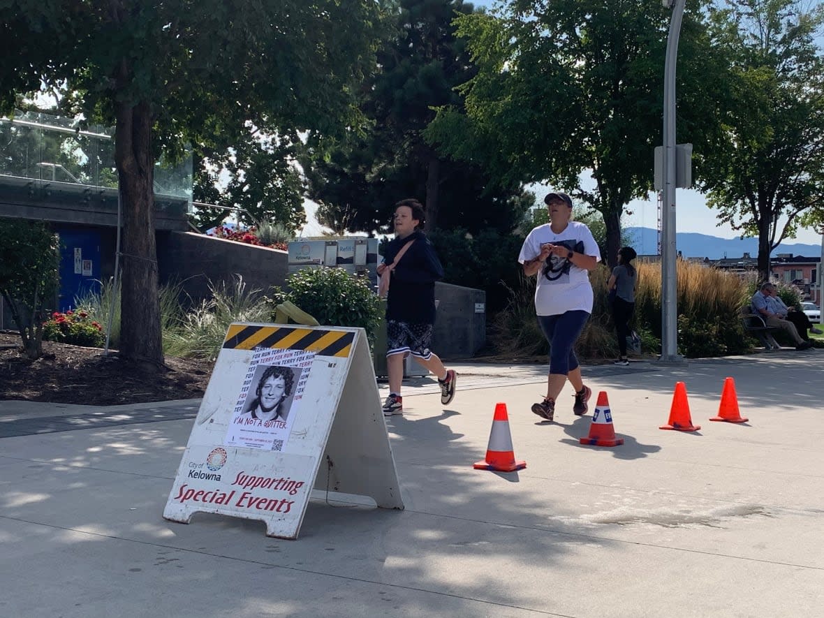 Participants in the Terry Fox Run ran along the waterfront in Kelowna, B.C., on Sunday, Sept. 18, 2022. (Winston Szeto/CBC - image credit)