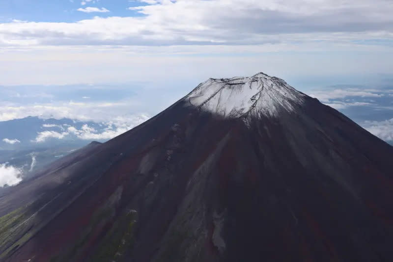 ▲近年來前往富士山登頂的遊客數量暴增，山梨縣決定加徵通行費用、設置單日登山人數上限。（圖／美聯社／達志影像）