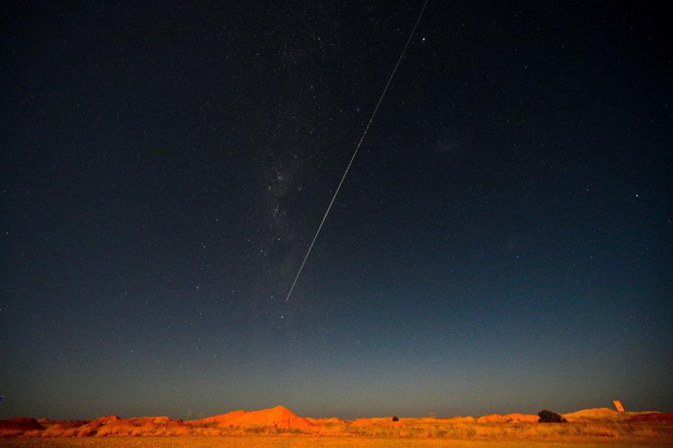 La cápsula de la sonda espacial japonesa Hayabusa-2 atraviesa el cielo antes de caer en paracaídas en Australia. La nave espacial recogió la primera cantidad significativa de roca de un asteroide antes de devolver la muestra a la Tierra en diciembre.