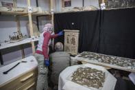 Junto a los sarcófagos se encontraron también diferentes tesoros y ajuares como estelas, juguetes, botes de madera o máscaras funerarias. (Foto: Khaled Desouki / AFP / Getty Images).