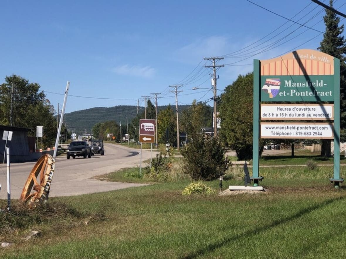 The municipality of Mansfield-et-Pontefract, Que., gets many English-language tourists and cottagers in the spring and fall, according to the community's mayor. (Marielle Guimond/Radio-Canada - image credit)