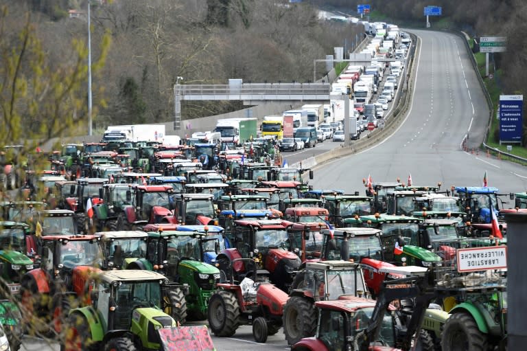 Des agriculteurs bloquent la frontière franco-espagnole avec leurs tracteurs, côté français à Biriatou, le 7 mars 2024 (ANDER GILLENEA)