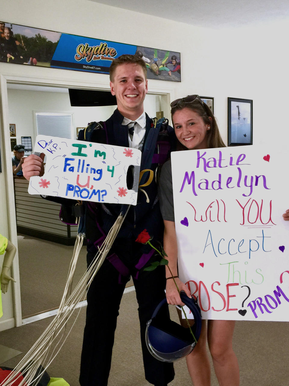 Ty Myers pulled off the promposal at Skydive East Tennessee. (Photo: Katie Potter)