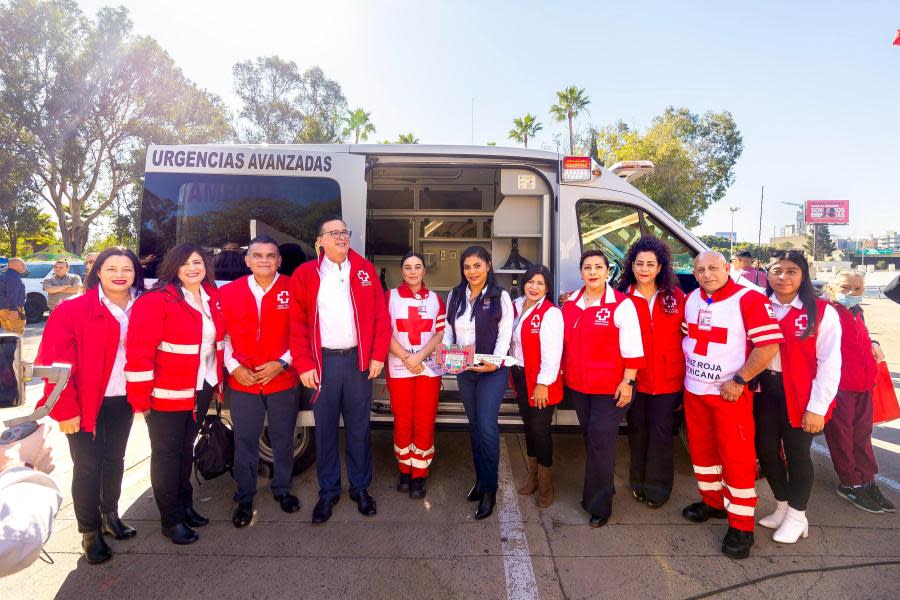Alcaldesa Montserrat Caballero dona ambulancia a Cruz Roja de Tijuana 