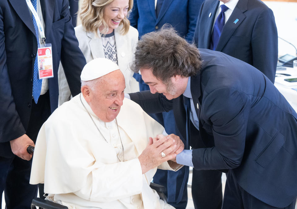 El papa Francisco recibe a Javier Milei, presidente de Argentina, en la cumbre del G7. Los Jefes de Estado y de Gobierno de los siete países industrializados -Estados Unidos, Canadá, Gran Bretaña, Francia, Italia, Alemania y Japón- se reúnen en su cumbre anual en el lujoso hotel Borgo Egnazia, en Apulia. Ajay Banga, Presidente del Banco Mundial. Foto: Michael Kappeler/dpa (Foto de Michael Kappeler/picture alliance vía Getty Images)