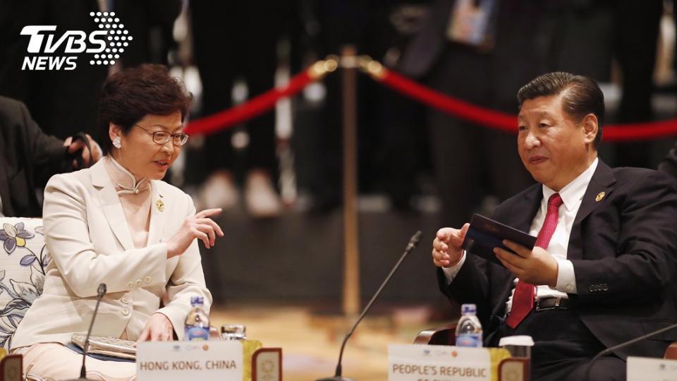 香港特首林鄭月娥（左）與中國大陸國家主席習近平（右）。圖／達志影像美聯社