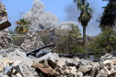 Smoke rises in the Old City of Mosul,Iraq, June 30, 2017. REUTERS/Alaa Al-Marjani