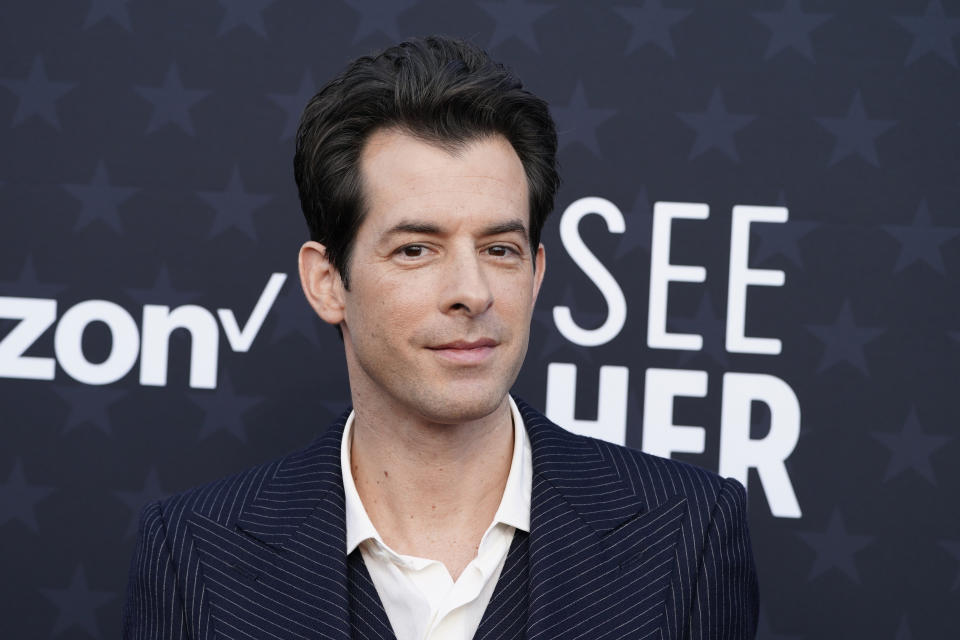 ARCHIVO - Mark Ronson llega a la 29a entrega de los Critics Choice Awards el domingo 14 de enero de 2024, en Barker Hangar en Santa Monica, California. (Foto Jordan Strauss/Invision/AP, archivo)