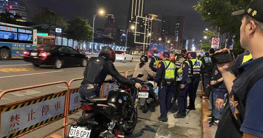 也有騎著腳踏車行經鄭州路的民眾挨罰，開罰理由大多是因慢車駕駛人在人行道或快速車道行駛。（圖／中國時報游念育攝）