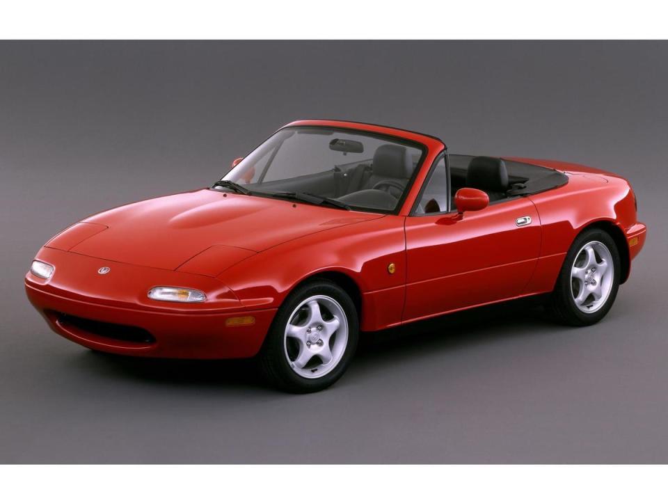 1989年10月的芝加哥車展上，代號為NA的初代目MX-5正式發表，之後不管是冠以Miyata（北美）、Eunos Roadster（日本）、或是原本的MX-5之名，這部融合了美日血統的敞蓬小跑車立刻成為了Roadster車種的代名詞。