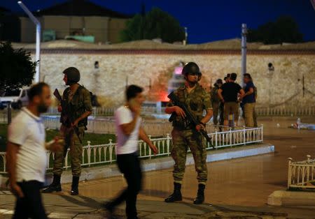 Turkish military stand guard in the Taksim Square in Istanbul, Turkey, July 15, 2016. REUTERS/Murad Sezer - RTSI6VE