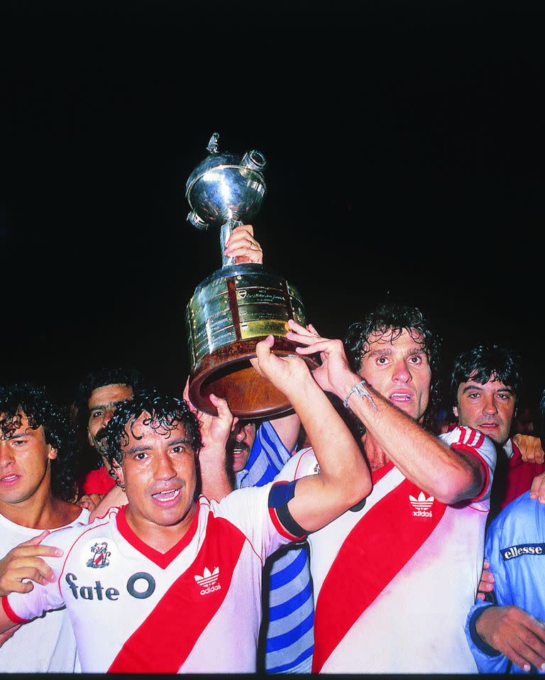 El Tolo Gallego y Oscar Ruggeri, alzan la copa Libertadores de 1986