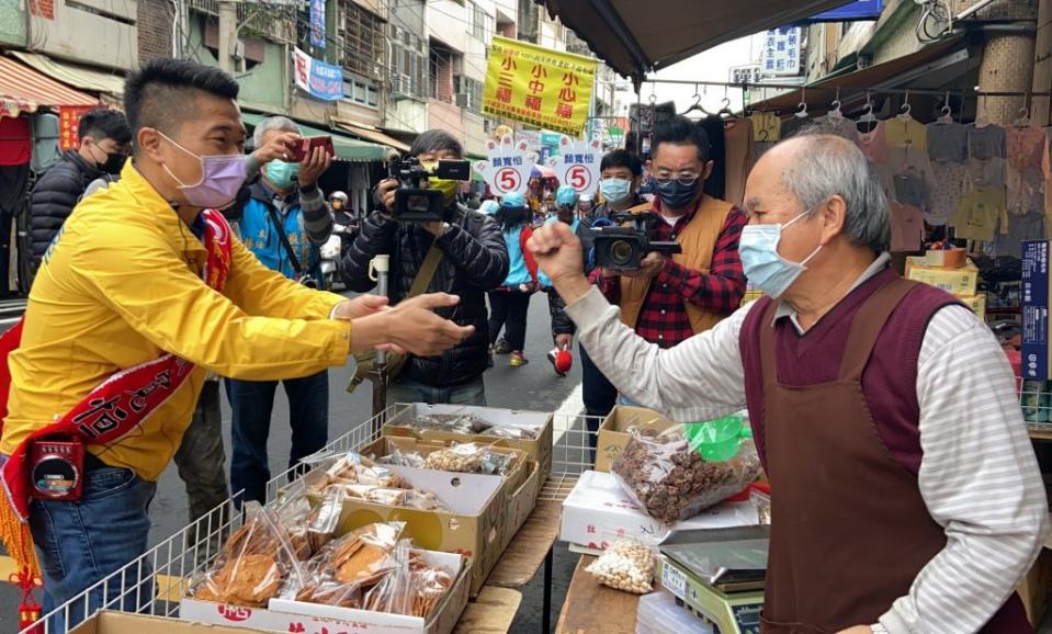 台中第二選區立委補選國民黨候選人顏寬恒，昨日到烏日市場掃街拜票，爭取選民支持。 （記者陳金龍攝）