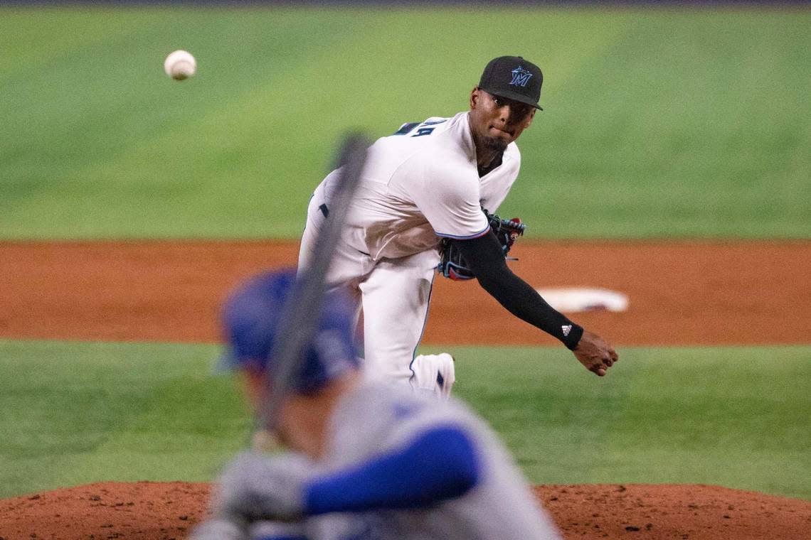Miami Marlins starting pitcher Edward Cabrera (27) pitches during the third inning of an MLB game against the Los Angeles Dodgers at loanDepot park in Miami, Florida, on Sunday, August 28, 2022. Sydney Walsh/swalsh@miamiherald.com