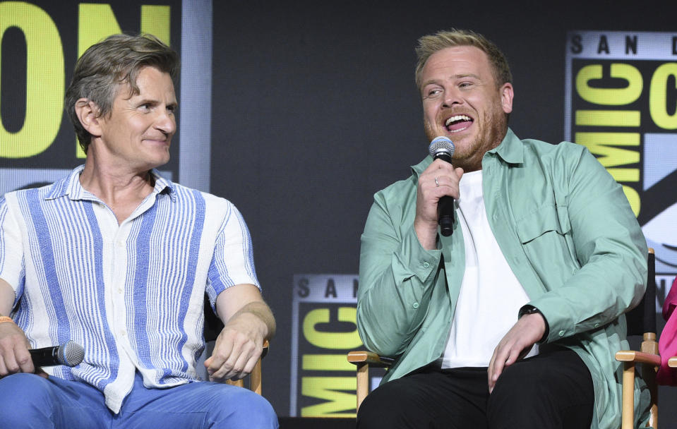 Simon Merrells, izquierda, y Owain Arthur en un panel de "The Lord of the Rings: The Rings of Power" (“El Señor de los Anillos: Los anillos de poder”) en el segundo día de la Comic-Con el viernes 22 de julio de 2022 en San Diego. (Foto Richard Shotwell/Invision/AP)