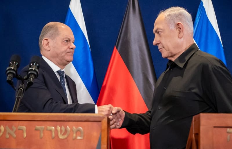 German Chancellor Olaf Scholz shakes hands with Israel's Prime Minister Benjamin Netanyahu (R) during a press meeting. German Chancellor Olaf Scholz, in yet another discussion with Israeli Prime Minister Benjamin Netanyahu, spoke on the phone about efforts to release all the hostages and obtain a ceasefire. Michael Kappeler/dpa