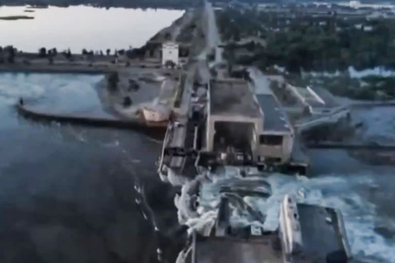 Una captura de pantalla de un video que muestra la represa dañada de Nova Kakhovka cerca de Kherson