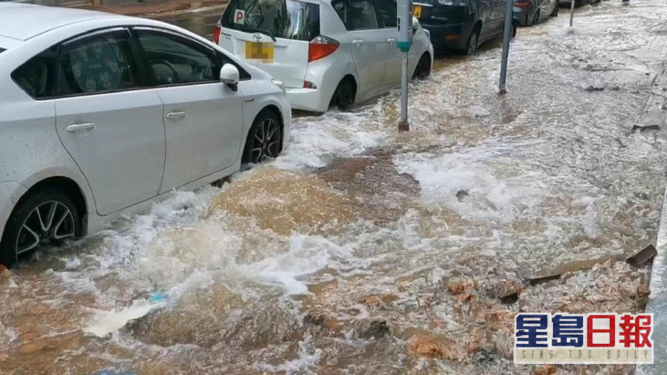 大量黃泥水湧上路面。讀者提供