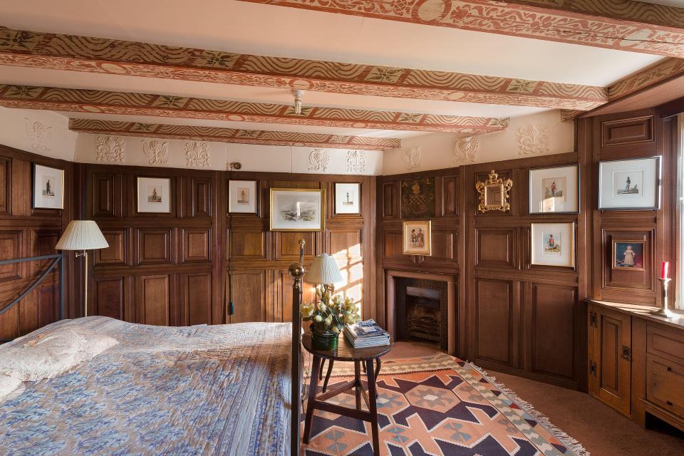 Earlshall castle bedroom