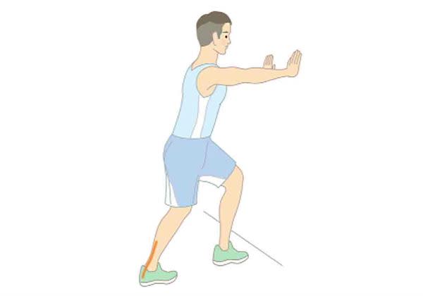 起始動作如伸展運動1，但保持後腳膝蓋彎曲、腳跟著地，前腳膝蓋彎曲讓身體往前平移，至小腿後側下半部至腳跟處有緊繃感。（圖片／大塊文化提供）