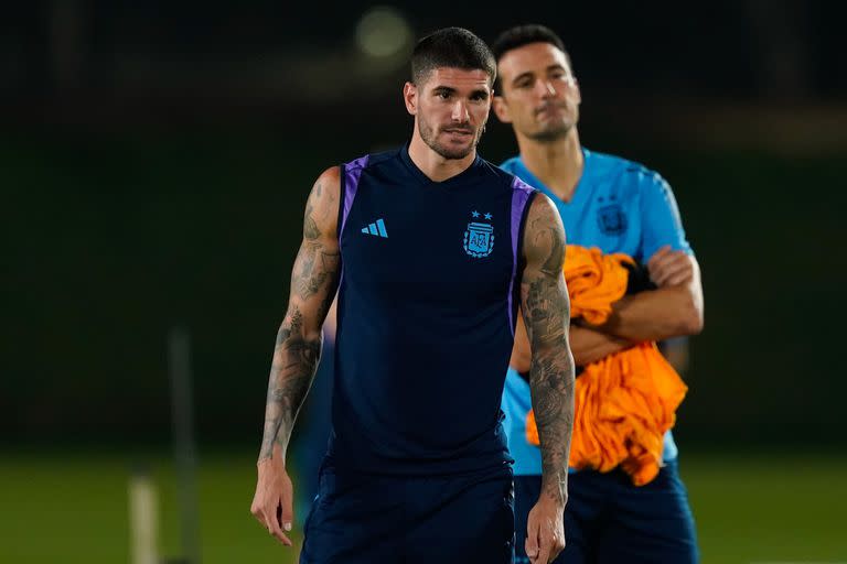 Uno de los entrenamientos de la selección Argentina en la Universidad de Qatar donde se los ve a De Paul y a Scaloni