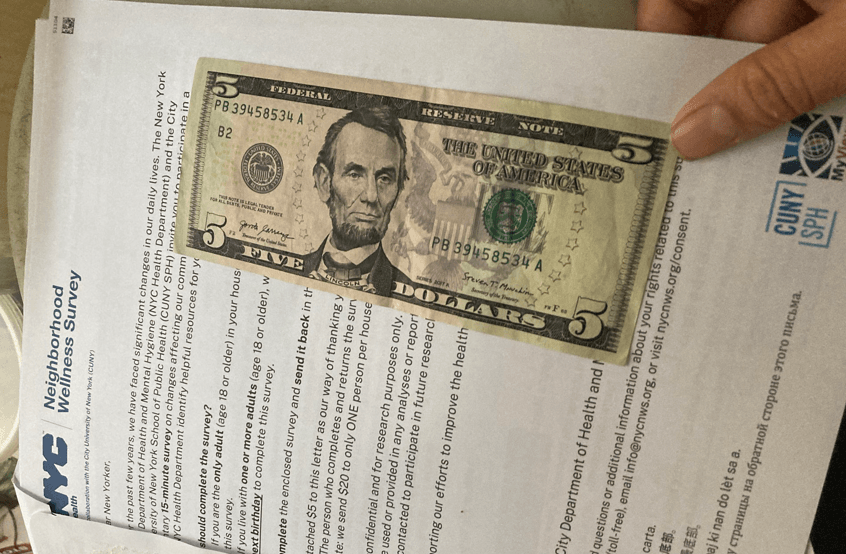 美國紐約市日前向市民寄送一份問卷，上方還附有現金鈔票作為獎勵金，但由於信封太像垃圾郵件，完成率並不高。（翻攝自推特@Randwiches）