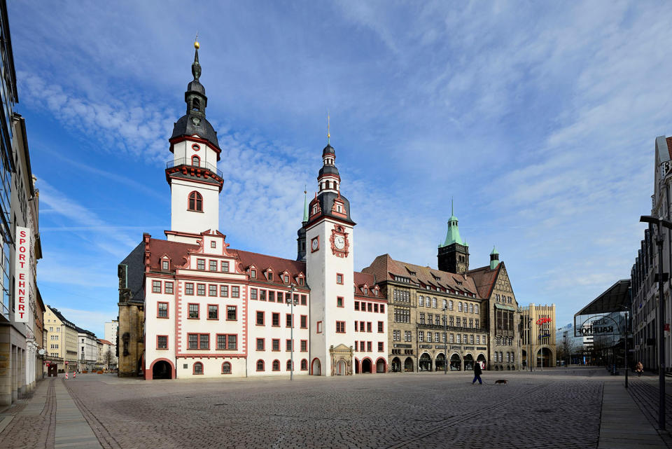 Platz 10: In Chemnitz liegt die Arbeitnehmerzufriedenheit in Sachen Gehalt bei 3,46 von maximal 5 Punkten. Damit hängt die drittgrößte Stadt Sachsens andere Städte in dem östlichen Bundesland bei Weitem ab. Dresden und Leipzig landeten im Ranking nämlich lediglich auf Platz 26 beziehungsweise 30. Nur in folgenden Städten waren Mitarbeiter noch zufriedener mit ihrem Gehalt.