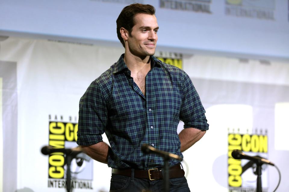 Henry Cavill looks breathtaking in this blue striped shirt with denim pant to match. 