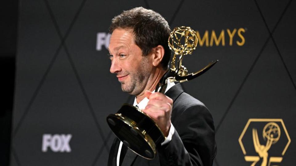 Ebon Moss-Bachrach con el Emmy al mejor actor de reparto en serie cómica por su papel en The Bear, en los 75 Premios Emmy, el 15 de enero de 2024 en Los Ángeles, Estados Unidos.