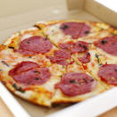 Gibt es etwas Schöneres als eine Pizza am Freitagabend? Kaum Arbeit und ruckzuck liegt sie auf dem Teller. Aber Vorsicht: Fertigpizza und -pizzateig enthalten oftmals L-Cystein, einen Stoff, der aus Schweineborsten oder Entenfedern hergestellt wird. In den USA wird sogar menschliches Haar dafür verwendet! Der Grund: Backwaren werden dadurch richtig schön fluffig. (Bild-Copyright: Thinkstock)